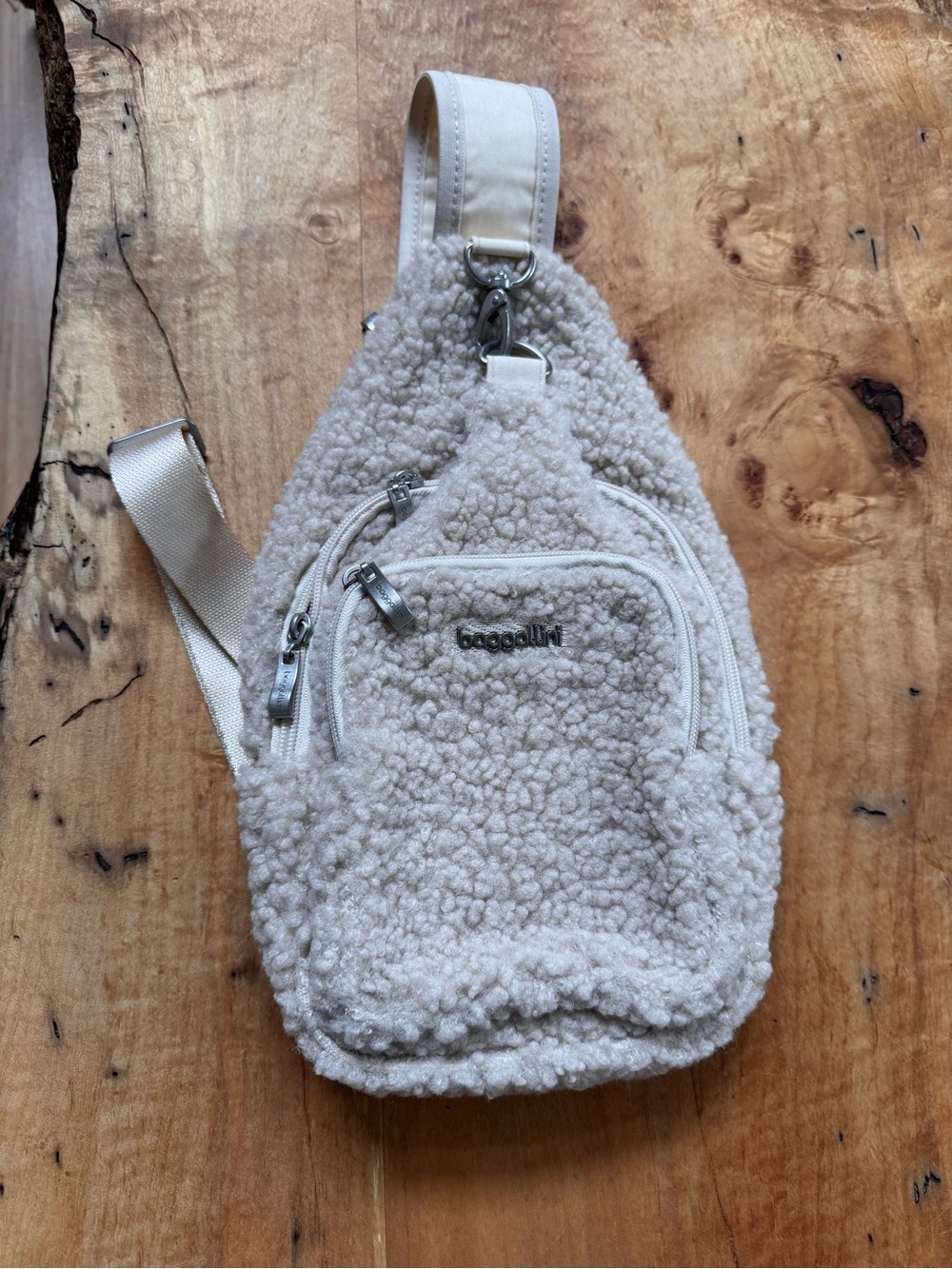 Baggallini Cream Sherpa Sling Bag Multiple Compartments Pockets New Super Cute!